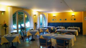 Restaurace v ubytování Hotel am Buschkrugpark + 16 fotografií