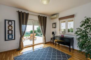 Posteľ alebo postele v izbe v ubytovaní Sun-kissed luxury Mediterranean villa + 37 fotografií
