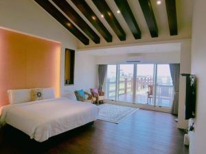 A bed or beds in a room at After the Court Chiaohsi