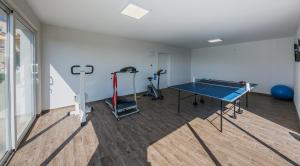 Stolní tenis v ubytování Sun-kissed luxury Mediterranean villa nebo okolí