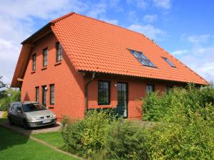 KaltenhofにあるLuxurious Holiday Home in Insel Poel Germany with Saunaのオレンジの家