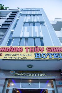 ダナンにあるHoang Thuy Sinh Hotelの建物脇の看板