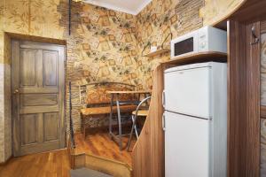 Virtuvė arba virtuvėlė apgyvendinimo įstaigoje Apartment on Lyul'ky 5