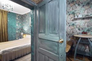 een slaapkamer met een bed, een deur en een tafel bij Apartment on Lyul'ky 5 in Lviv