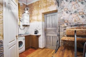 een keuken met een wasmachine en droger in de kamer bij Apartment on Lyul'ky 5 in Lviv