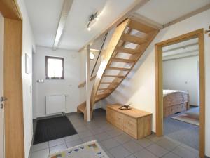 KaltenhofにあるHoliday house on the island of Poelの階段付きの部屋、ベッド付きのベッドルーム1室が備わります。