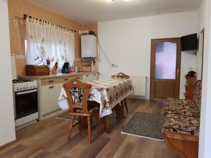 un salon avec une table et une cuisine avec une cuisinière dans l'établissement Casa Bunicii Sinaia, à Sinaia 12 autres photos