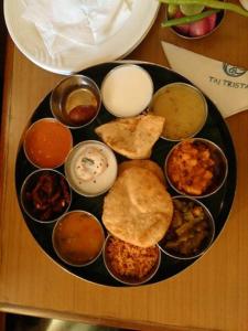 une assiette contenant différents types de denrées alimentaires sur une table dans l'établissement Taj Tristar, à Hyderabad