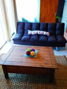 una mesa de centro con fruta encima de un sofá en I+O "Inside and out", en Colonia del Sacramento