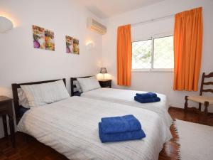 Een bed of bedden in een kamer bij Secluded villa with a private swimming pool