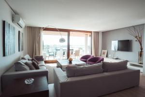 uma sala de estar com dois sofás e uma televisão em Luxury sea view Apartment in Puerto de Alcudia em Alcudia