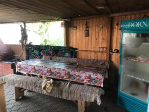eine Gruppe von Spielzeugen, die auf einer Bank neben einem Kühlschrank sitzen in der Unterkunft La Rita Acasă in Lepşa