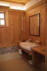 een badkamer met een wastafel en een spiegel bij Melekli Konak in Amasya