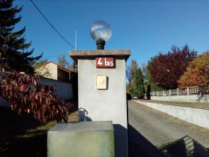 un poste de luz con una bombilla encima en Chambres des arrys en Bas-en-Basset
