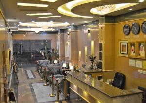 eine Lobby eines Restaurants mit Stühlen und einer Bar in der Unterkunft Sheraz Suites in Chamis Muschait
