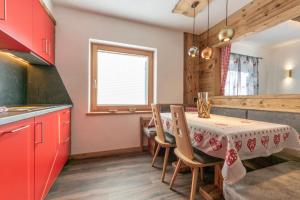 Kuchyň nebo kuchyňský kout v ubytování Alpine Residence Villa Adler