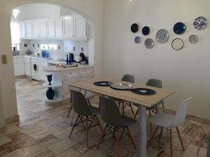 een keuken en eetkamer met een tafel en stoelen bij Casa do Penedo in Vila Franca do Campo