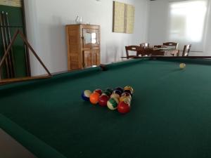 una mesa de billar con bolas encima en Casa do Penedo, en Vila Franca do Campo