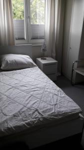 - une chambre avec un lit et une fenêtre dans l'établissement Marina 38-2, à Cuxhaven