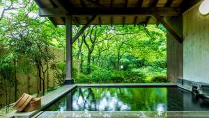 una piscina en una casa con jardín en Gora Kansuiro, en Hakone