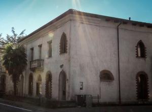 een wit gebouw met een boom ervoor bij Passaggio a Nord Ovest in Settimo Vittone