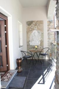 een eetkamer met een tafel en stoelen en een muur bij Passaggio a Nord Ovest in Settimo Vittone