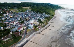 Gallery image of Appartement terrasse face mer in Villerville