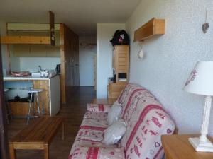 LES Herbelaines 133 في مانيجود: غرفة معيشة مع أريكة ومطبخ
