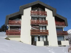 LE Hameau 001 في مانيجود: مبنى على رأس منحدر مغطى بالثلج