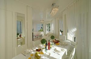 Restoranas ar kita vieta pavalgyti apgyvendinimo įstaigoje Villa Sabine: New Modern villa with Private pool