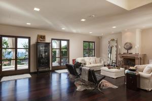 sala de estar amplia con sillas y chimenea en Exclusive Villa Marnano - Split center, en Split