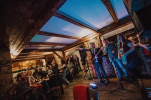 un grupo de personas cantando en una habitación con multitud en La Taverne, en Méribel