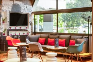 TV a/nebo společenská místnost v ubytování ibis Montpellier Sud