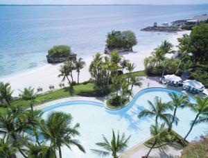 een luchtzicht op een resort met een zwembad en de oceaan bij Shangri-La Mactan, Cebu in Mactan