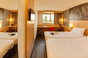 モンペリエにあるibis Montpellier Sudのベッド2台と机があるホテルの部屋 +49枚の写真