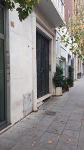un marciapiede vuoto di fronte a un edificio di Cinque Sogni a Roma