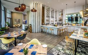 Un restaurante con mesas y sillas y un bar. en Lyfe Resort & Residences, en Hollywood