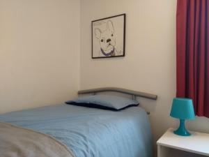ベルファストにあるVery Central Location- Free Parking - 2 Bedroomsのベッドルーム1室(壁に犬の写真が飾られたベッド1台付)
