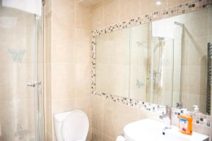 Bilik mandi di Holywell Way Swords