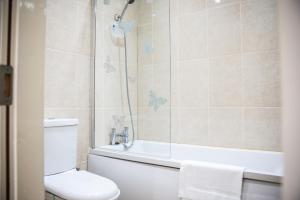 Bilik mandi di Holywell Way Swords