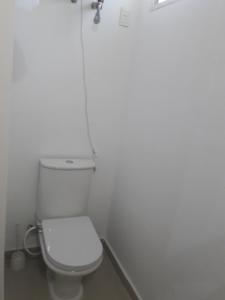 baño con aseo blanco en una habitación en Monoambiente nuevo en La Banda