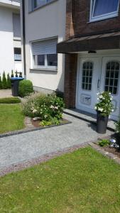 une maison avec une porte blanche et quelques plantes dans l'établissement Dachgeschoss35, à Witten