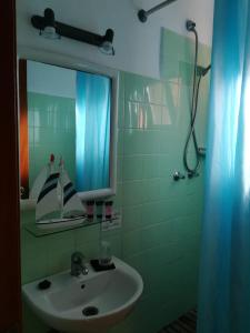 a bathroom with a sink and a mirror at Hostal La Fosca in Palamós