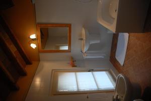 a small bathroom with a window and a toilet at Agriturismo La Costa in Crema
