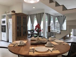 卡波布里奧的住宿－Villa Vitoria，厨房以及带木桌的用餐室。
