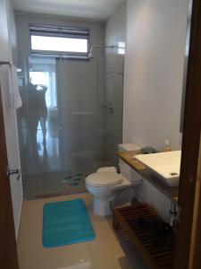 y baño con ducha, aseo y lavamanos. en Mi Apartamento en Cartagena en Cartagena de Indias