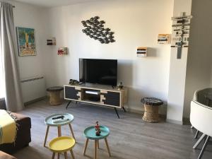 Μια τηλεόραση ή/και κέντρο ψυχαγωγίας στο Appartement cocooning plage des lecques