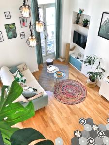 ニースにあるHomelivia, Appart FRIDA, mezzanine, déco raffinée et balconのリビングルーム(ソファ、テーブル付)