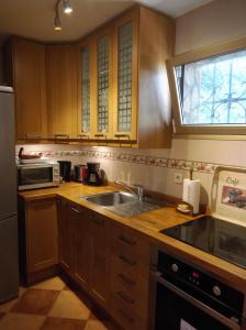 a kitchen with a sink and a microwave at *****Finca Bella Vista in Arucas