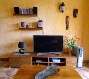 un soggiorno con TV su un tavolo in legno di *****Finca Bella Vista ad Arucas